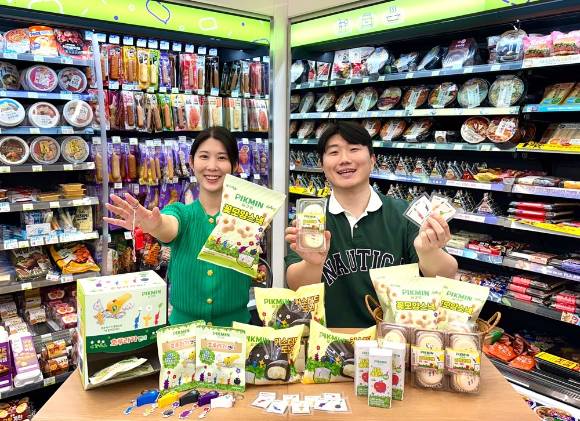 모델들이 CU 닌텐도 피크민 콜라보 시리즈를 소개하고 있다. [사진=CU]