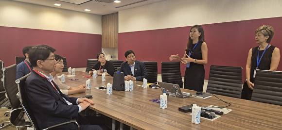 우범기 시장 일행이 글로벌 보건·안전 전문기관인 인터내셔널 SOS를 방문해 관계자로부터 설명을 듣고 있다. [사진=전주시 ]