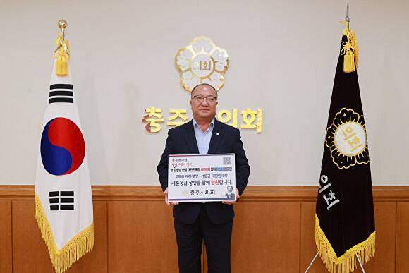 김낙우 충주시의회 의장이 31일 진천군 출신 독립운동가 보재 이상설 선생의 서훈 승격 염원 릴레이 캠페인에 참여하고 있다. [사진=충주시의회]