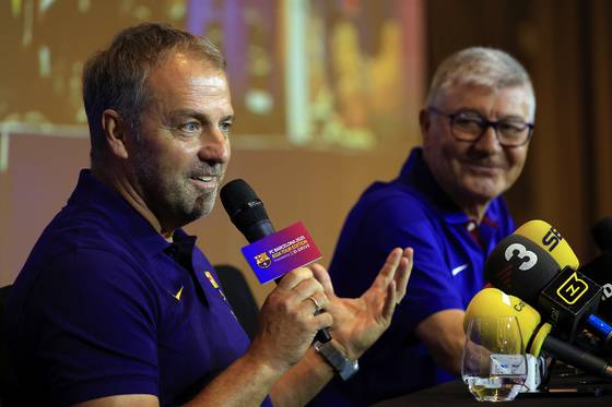 FC 바르셀로나의 한지 플리크 감독(왼쪽)과 커뮤니케이션 담당자. 31일 서울월드컵경기장에서 FC서울과 경기를 갖는다. [뉴스1]