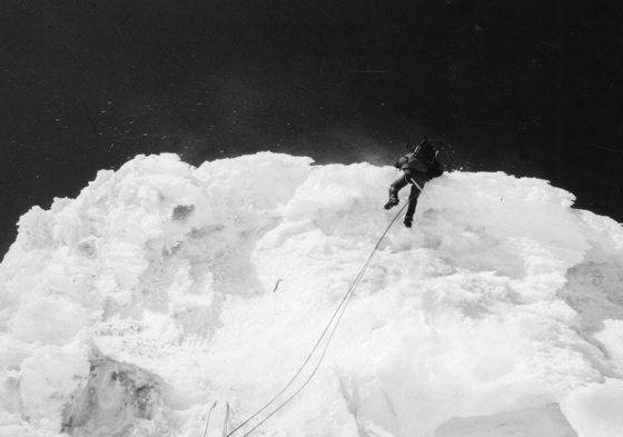 1994년 뉴질랜드 최고봉 마운트쿡 정상에 오르고 있는 허영호 대장. 허 대장은 세계 최초 3극점, 7대륙 최고봉 등정을 완수했다. [중앙포토]