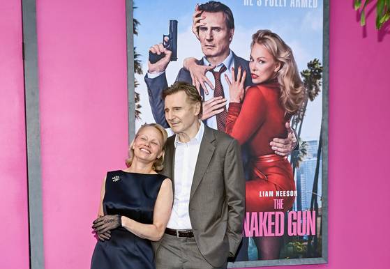 파멜라 앤더슨과 리암 니슨이 28일(현지시간) 뉴욕 SVA 극장에서 열린‘네이키드 건’시사회에 참석했다. AP=연합뉴스