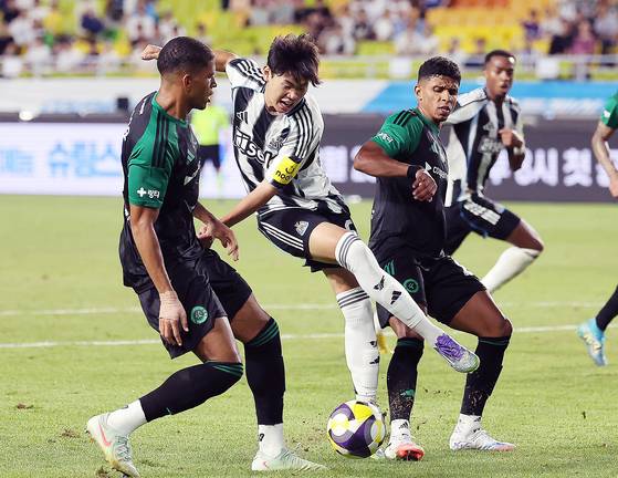 박승수(가운데)가 30일 팀K리그와 경기에서 강렬한 뉴캐슬 데뷔전을 치렀다. 뉴스1