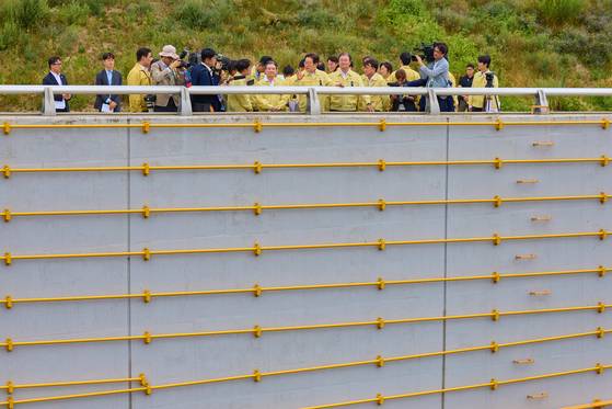 이재명 대통령이 지난 14일 충북 청주시 흥덕구 오송읍 궁평2지하차도를 방문해 안전시설 현황 점검을 하고 있다.  이 대통령은 오송 지하차도 참사 2주기를 하루 앞둔 이날 참사 현장을 찾아 “관리 부실로 인한 인명사고는 엄격히 처벌해야 한다”고 강조했다. 이재명 대통령 SNS