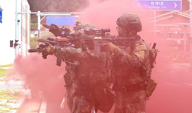51사단, 도시지역 전투훈련 (인천=연합뉴스) 임순석 기자 = 31일 인천 서구 인천도시지역전투훈련장에서 진행된 육군 51사단 ' 대테러 초동조치훈련 및 도시지역 탐색격멸훈련'에서 장병들이 테러 용의자 은거 지역으로 진입하고 있다. 2025.7.31 soonseok02@yna.co.kr (끝) 〈저작권자(c) 연합뉴스, 무단 전재-재배포, AI 학습 및 활용 금지〉