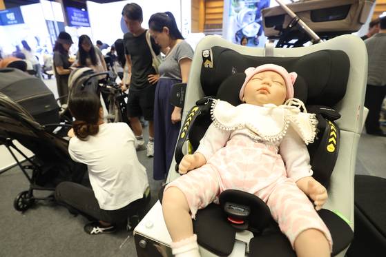 서울 강남구 코엑스에서 열린 '2025 글로벌 베이비페어'에서 참관객들이 카시트 등을 둘러보고 있다. 연합뉴스