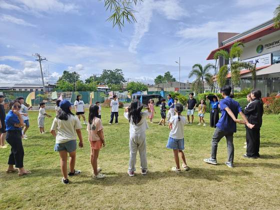필리핀 교사들이 필리핀 세부 어학원에서 한국 초등학생을 모아 놓고 영어 수업을 진행하고 있다. 사진 CESA유학