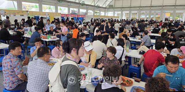 ▲ 철원 화강 다슬기축제가 개막한 31일 축제장에 설치된 1000여명 수용 규모의 먹거리 장터에는 많은 인파로 가득차 있다.  이재용