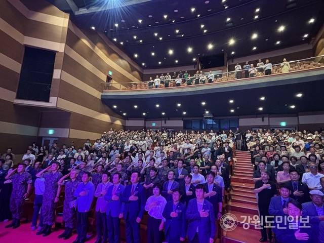 ▲ 홍천군은 31일 문화예술회관에서 제42회 홍천군민의 날 기념행사를 성황리에 개최했다. 유승현