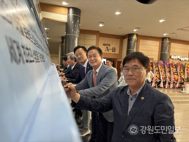 ▲ 제42회 홍천군민의날 행사가 31일 문화예술회관에서 열린 가운데 신영재 군수와 유상범 국회의원, 홍성기 도의원 등이 용문~홍천 철도 조기 착공 기원 응원 메세지를 쓰고 있다.유승현