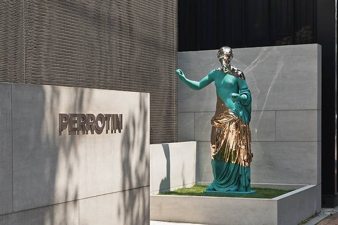 페로탕 서울 앞에 설치된 'Amalgamized Venus of Arles'. /페로탕 제공