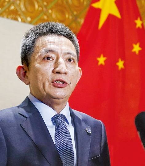 리청강 중국 상무부 국제무역담판대표 겸 부부장(차관)이 29일(현지시간) 취재진에 협상 결과를 설명하고 있다.  /신화연합뉴스