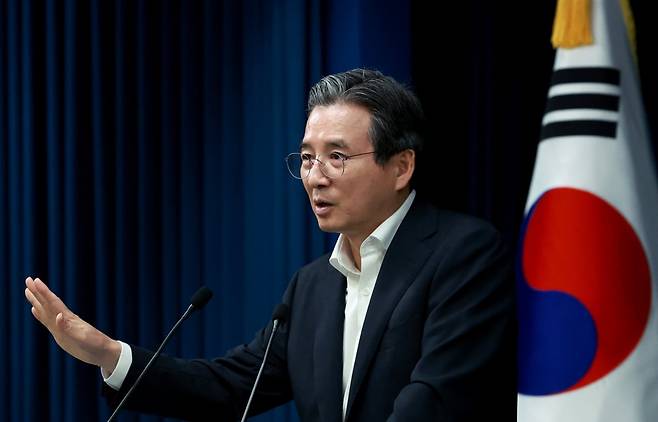 취재진 질문에 답하는 김용범 정책실장/사진=연합뉴스