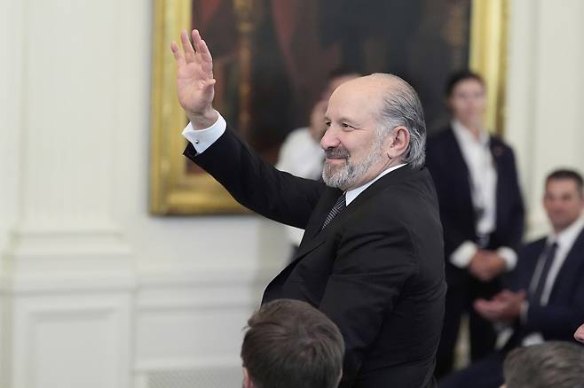 하워드 러트닉 미국 상무장관이 지난 18일(현지시간) 워싱턴 백악관 이스트룸에서 열린 행사에서 청중에게 손을 흔들고 있다. AP연합뉴스