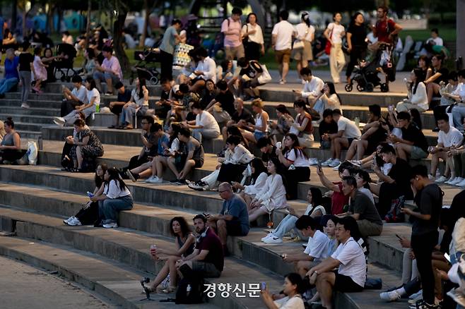 열대야가 계속된 지난해 8월16일 밤 서울 서초구 반포한강공원을 찾은 시민들이 강가에서 더위를 식히고 있다. 서울에서는 지난달 21일부터 이날까지 가장 긴 27일째 열대야가 이어졌다. 문재원 기자