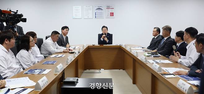 이재명 대통령이 25일 경기도 시흥시 SPC 삼립 시화공장을 방문해 허영인 SPC그룹회장, 김인혁 SPC삼립노조위원장 등과 산업재해 근절 현장 노사간담회를 갖고 있다. 대통령실사진기자단 경향 김창길 기자