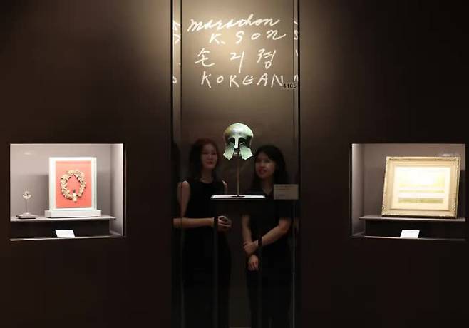 Marathoner Sohn Kee-chung’s bronze helmet, gold medal, laurel crown, and winner’s certificate from the Berlin Olympics in 1936 are on display together at the special exhibition “Conquering the World on Foot,” marking the 80th anniversary of Korea’s liberation, at the National Museum of Korea in Seoul. / Yonhap News