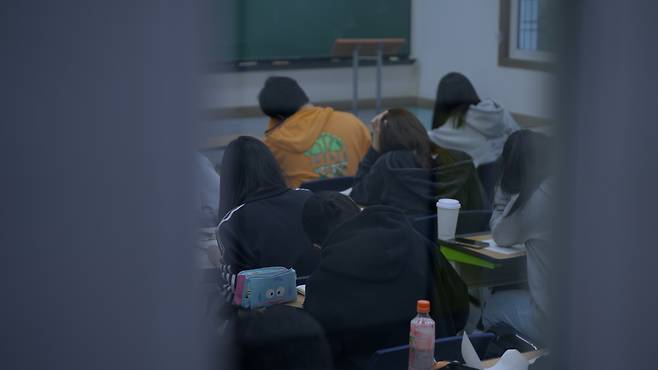 KBS 2부작 다큐멘터리 <다큐인사이트-인재전쟁> 2부 ‘의대에 미친 한국’ 편의 대학 입시 수험생들의 모습. KBS 제공
