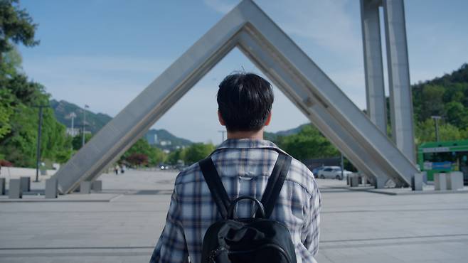 KBS 2부작 다큐멘터리 <다큐인사이트-인재전쟁> 2부 ‘의대에 미친 한국’ 편에서 한 출연자가 서울대 정문 앞에 서 있다. KBS 제공