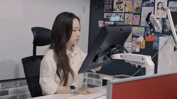 이현정 웹툰 작가가 부산글로벌웹툰센터에 있는 작업실에서 그림을 그리고 있다. 김진철PD