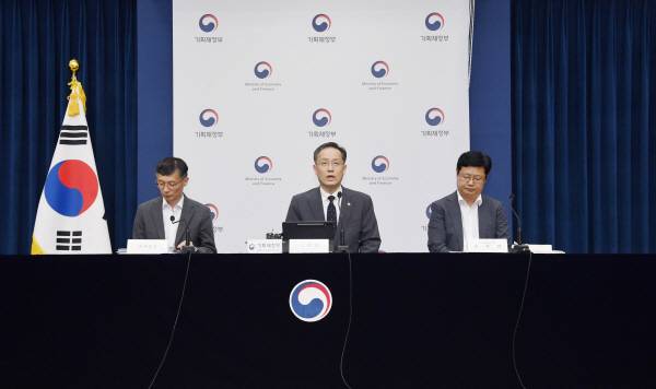 이형일(가운데) 기획재정부 1차관이 지난 29일 정부세종청사에서 ‘2025년 세제개편안’ 관련 브리핑을 갖고 주요 내용을 발표하고 있다. 기재부 제공