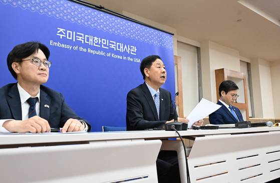 From left, Minister of Trade, Industry and Energy Kim Jung-kwan; Deputy Prime Minister and Finance Minister Koo Yun-cheol; and Trade Minister Yeo Han-koo talk about the results of their trade talks with the United States during a press briefing in Washington on July 31. [NEWS1]