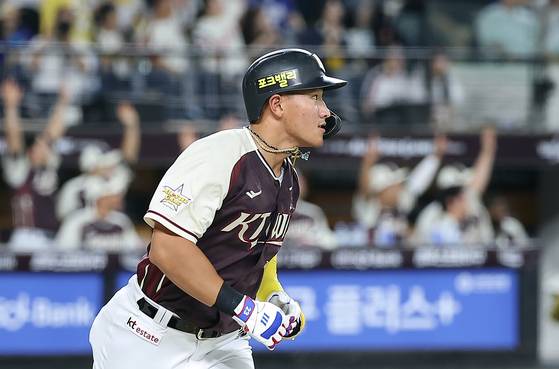 Ahn Hyun-min heads home after hitting a solo home run in the top of the eighth inning during the 2025 KBO All-Star Game at Daejeon Hanwha Life Ballpark in Daejeon on July 12. [NEWS1]