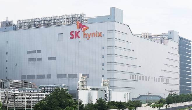 The SK hynix logo is seen at the firm's heaquarters in Icheon on July 24. [YONHAP]