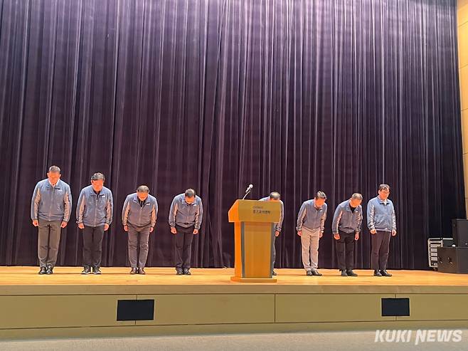 포스코이앤씨 임직원들이 29일 인천 연수구 송도 사옥에서 지난 28일 발생한 중대재해와 관련 사과문을 발표하고 고개숙여 인사하고 있다. 왼쪽에서 네번째 정희민 포스코이앤씨 사장. 조유정 기자