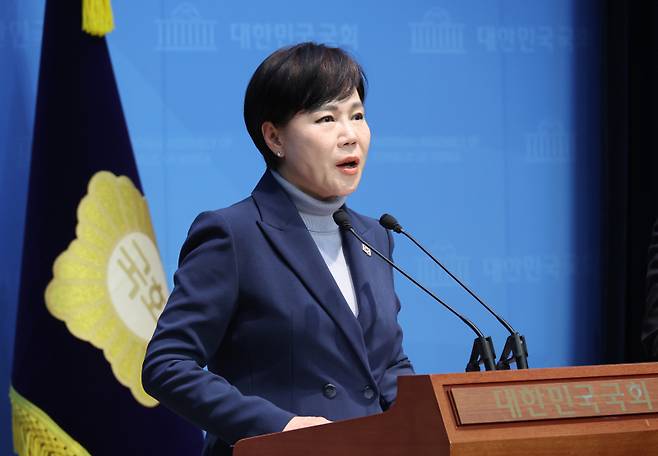 더불어민주당 전현희 의원이 지난 3월 서울 여의도 국회 소통관에서 기자회견을 열고 발언하고 있다. 연합뉴스