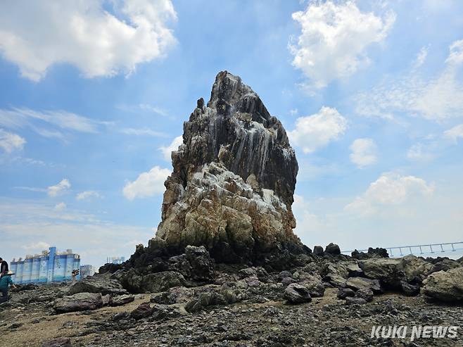 충남 당진시 신평면 매산리 산121가 지번인 충남도 자연유산으로 신청된 영웅바위가 완전히 빠진 바닷물에 웅장함이 드러나고 있다. 사진=이은성 기자