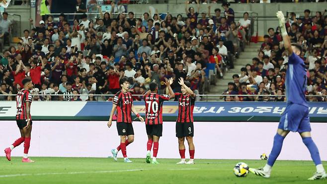 서울 선수들이 31일 오후 8시 서울월드컵경기장에서 열린 ‘FC바르셀로나 2025 아시아 투어 에디션’ 1경기 서울전에서 골을 터뜨린 뒤 기뻐하고 있다. 연합뉴스