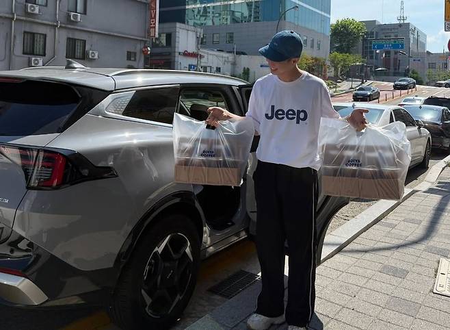 민생회복 소비쿠폰으로 강원 지역 소방관과 경찰관들에게 커피 100잔을 선물한 유오균(33)씨. 인스타그램 캡처