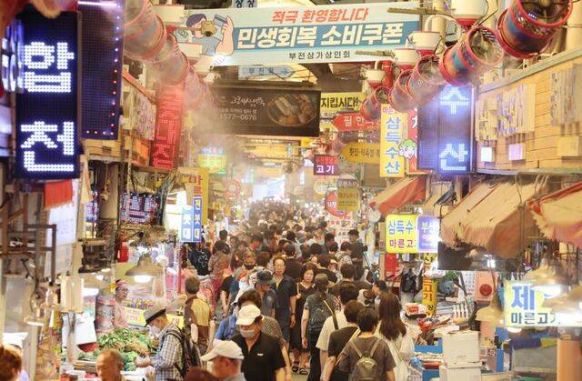 30일 부산 부산진구 부전시장이 시민들로 북적이고 있다. 부전상가상인회가 민생회복 소비쿠폰 사용을 유도하기 위해 제작한 현수막이 걸려 있다. 연합뉴스