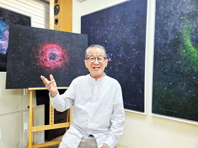 정민수 작가가 30일 서울 관악구 스튜디오에서 작품을 설명하고 있다. 신은정 기자