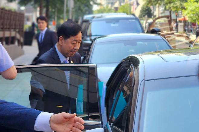 구윤철 부총리 겸 기획재정부 장관이 30일(현지시간) 워싱턴DC 미국 상무부 청사에서 하워드 러트닉 상무장관과 통상협의를 하기 위해 숙소를 나와 차량에 올라타고 있다. 연합뉴스