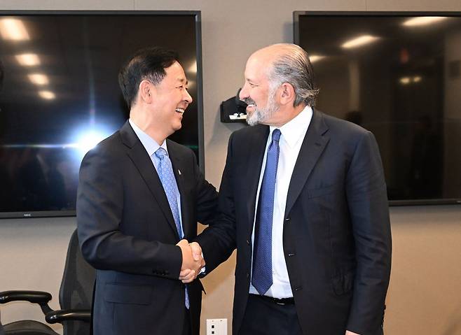 한-미 통상협의차 미국 워싱턴DC를 방문 중인 구윤철 부총리 겸 기획재정부 장관이 29일(현지시간) 미국 상무부에서 하워드 러트닉 상무장관과 통상협의에 앞서 악수하며 인사하고 있다. 연합뉴스