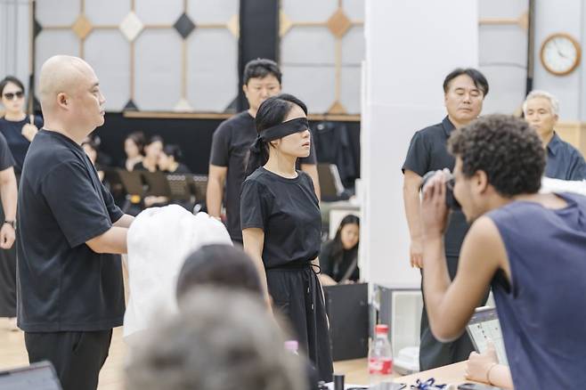 국립창극단의 ‘심청’ 리허설 장면. 심청 역의 김율희가 눈을 검은 천으로 감고 있다.      국립극장