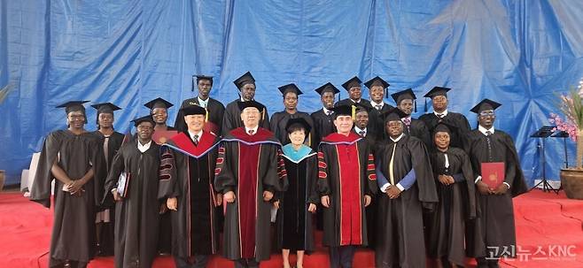 지난 23일 EU 김종국(앞줄 왼쪽 네 번째) 총장과 강순혜(앞줄 왼쪽 다섯 번째) 부총장이 신학 훈련을 마친 16명의 우간다 졸업생들과 함께 기념촬영을 하고 있다. 부산 포도원교회 제공