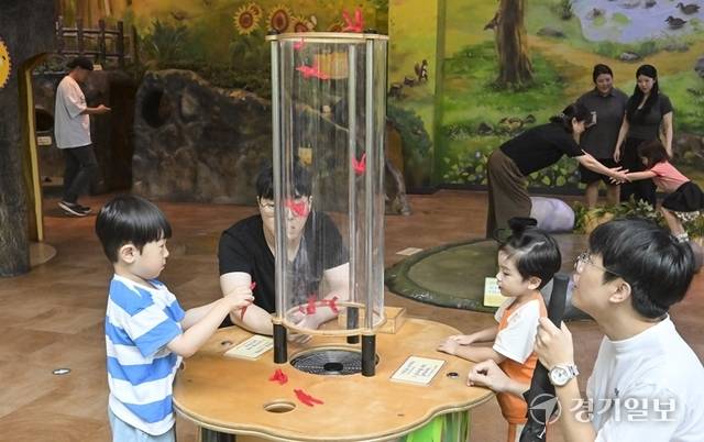 1층 전시물을 체험 중인 전시장을 찾은 가족들. 홍기웅기자