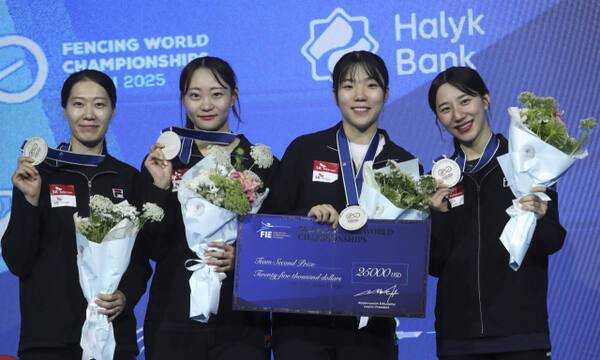 2025 세계펜싱선수권대회 여자 사브르 단체전에서 은메달을 획득한 한국 여자 대표팀이 은메달을 목에걸고 환하게 웃고 있다. EPA=연합뉴스