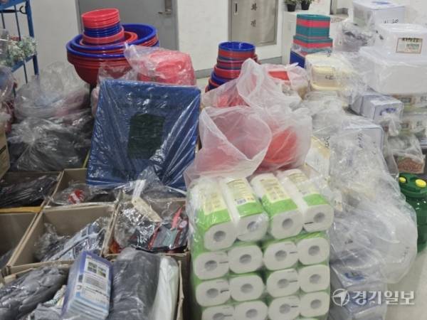 인천 남동구 남촌동농산물도매시장 식자재동 1층에 한 식자재판매점이 물품을 피난 및 소방시설 앞까지 길게 늘여뜨려 놓고 판매하고 있다. 박상후 기자