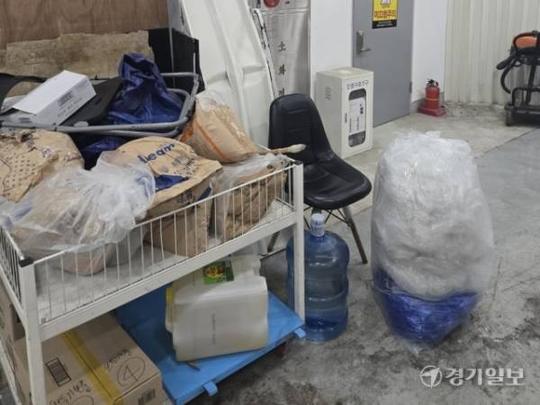 인천 남동구 남촌동농산물도매시장 식자재동 1층 피난 및 소방 시설 근처에 불법 적치물이 놓여 있다. 박상후 기자