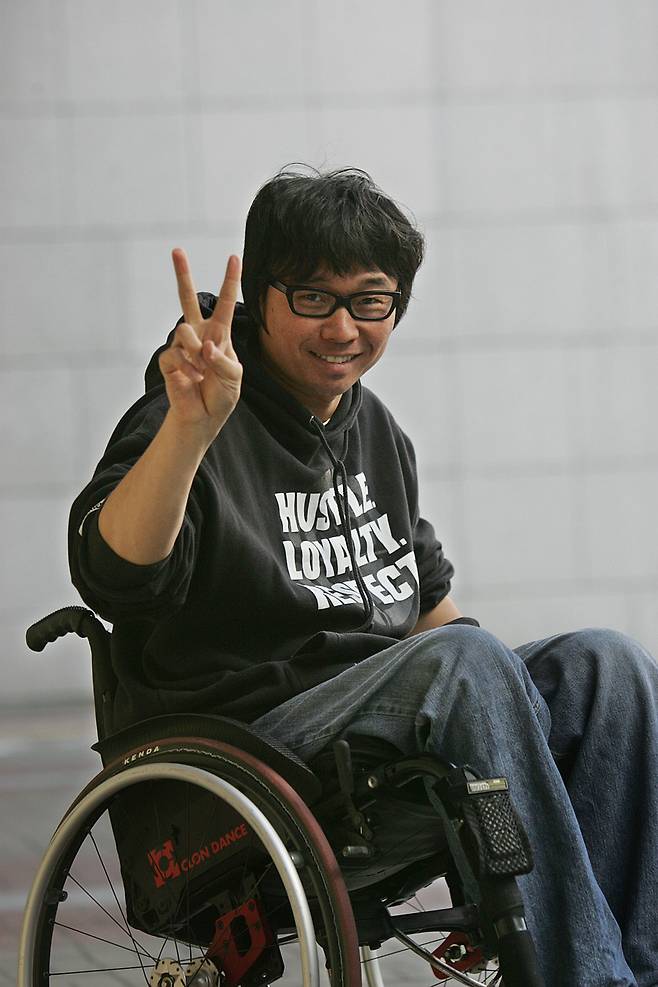 ◇ 8월 명지대 일반대학원에서 'K팝 아이돌 연습생 양성체계의 문제점과 개선방안' 주제의 논문으로 교육학 박사 학위를 받는 클론 출신 강원래.