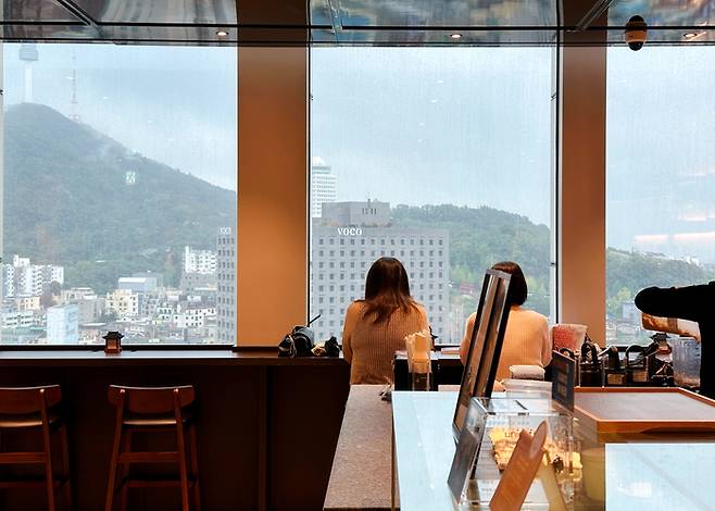 코트야드 메리어트 서울 남대문 호텔 최고층 22층에 위치한 베이커리 카페 THE 22 남대문 베이커리 / 사진=권효정 여행+ 기자