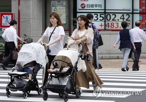 유모차 미는 일본 여성. [EPA 연합뉴스]