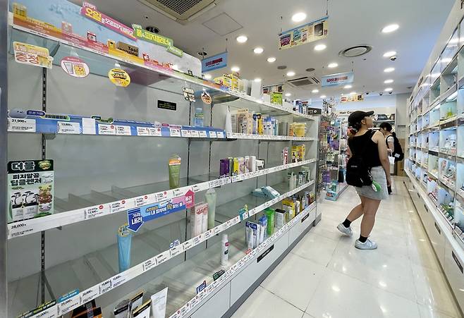 27일 ‘민생회복 소비쿠폰’ 사용 가능 매장인 서울 시내 한 올리브영 가맹점 진열대가 텅 비어 있다. [사진 = 연합뉴스]