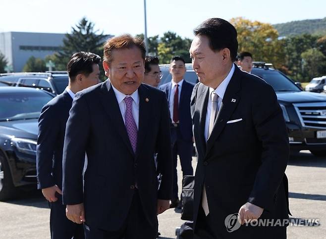 윤석열 전 대통령(오른쪽)과 이상민 전 행정안전부 장관 [사진출처=연합뉴스]