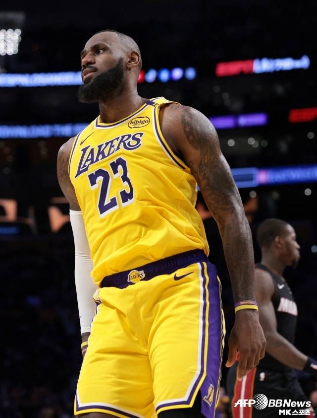 제임스는 여러 트레이드 소문에도 결국 레이커스와 함께 2025-26시즌을 시작할 것으로 보인다. 다만 레이커스는 이미 돈치치를 메인 옵션으로 생각하고 있어 제임스는 서브 옵션으로 밀려날 수밖에 없다. 사진=AFPBBNews=News1