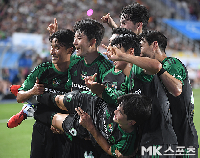 팀 K리그 선수들이 김진규의 득점을 축하해 주고 있다. 사진(수원)=천정환 기자